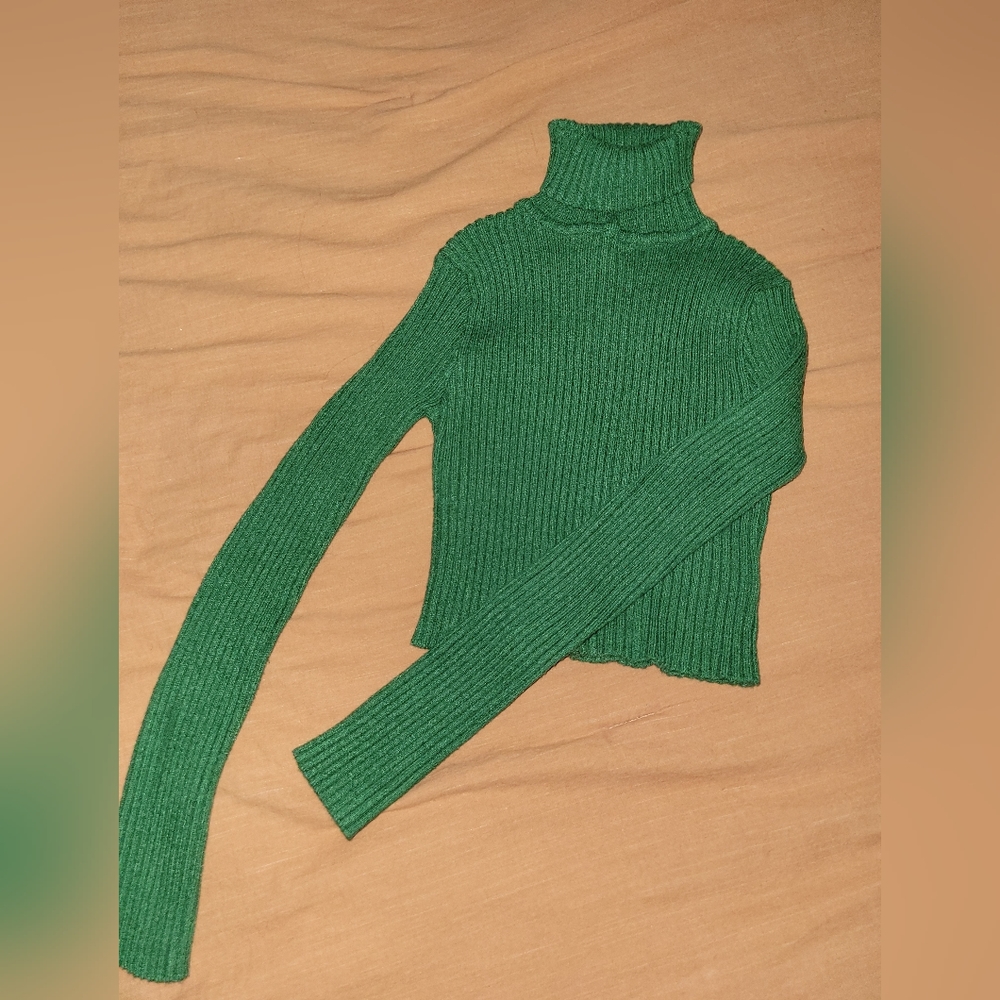 M Green cropped turtle neck sweater